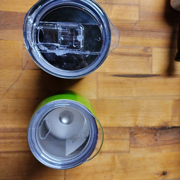 2 Insulated Lidded Wine Glasses - Picture 2 of 2